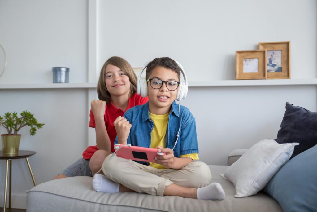 Kinderen zijn samen aan het gamen. Maak gamen bespreekbaar.
