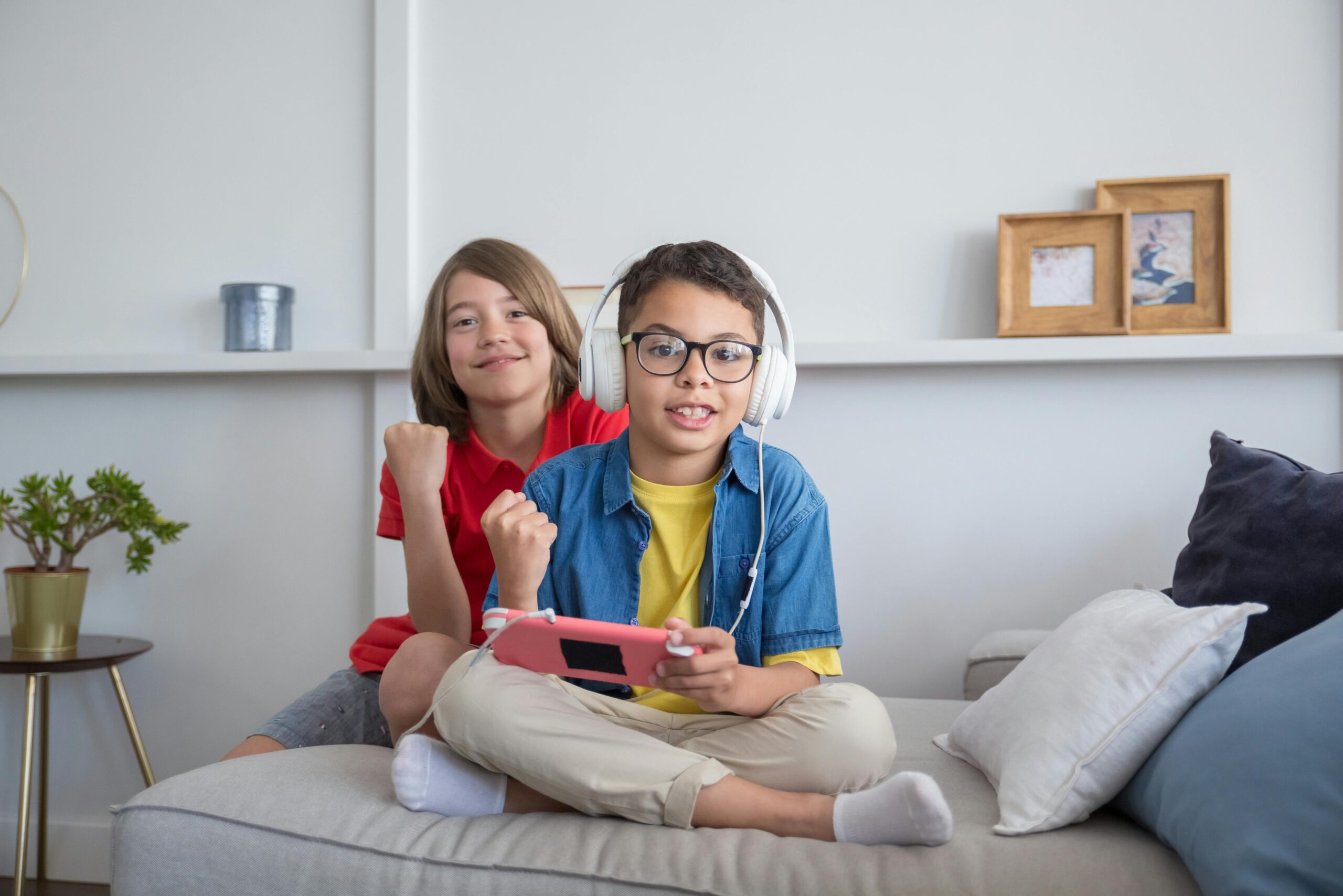 Kinderen zijn samen aan het gamen. Maak gamen bespreekbaar.