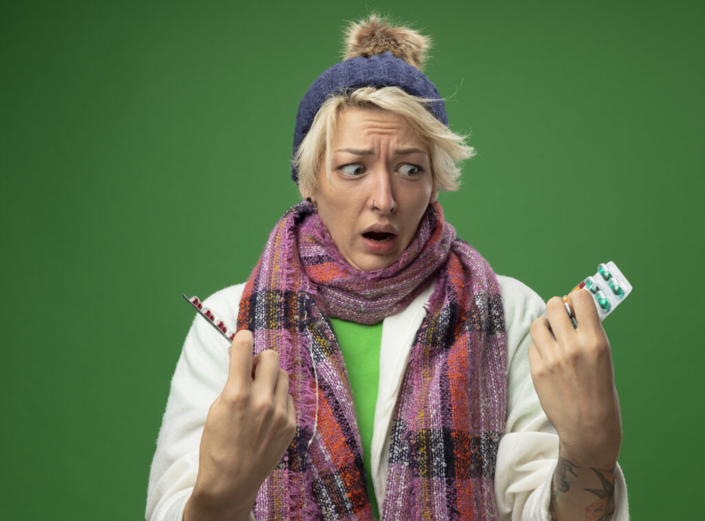 Vrouw met drugs in handen heeft een vragende blik. Zijn dit duidelijke signalen van drugsgebruik bij tieners?